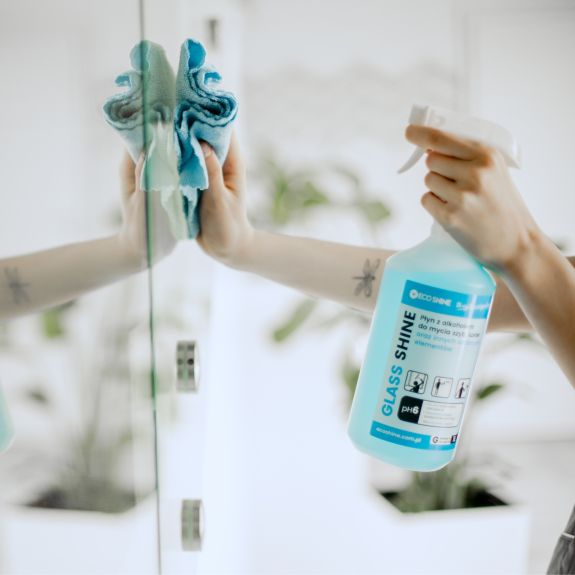 Glass shine 1L - Płyn z alkoholem do mycia szyb i luster. Kup teraz! Mikfol